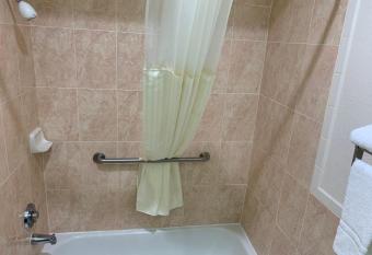 Baymont by Wyndham Texas City has rooms with a private hot tub