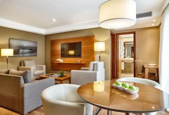 George V Casa Branca has rooms with a private hot tub