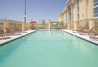 La Quinta Inn & Suites by Wyndham Dallas I-35 Walnut Hill Ln allows 18 year olds to book a room