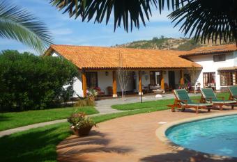 Hotel Boutique Solaz Bella Vista de Colchagua has rooms with a private hot tub