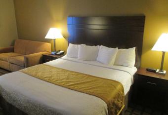 Best Western Plaza Hotel Saugatuck has rooms with a private hot tub