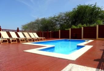 Maison de 2 chambres avec piscine partagee jardin clos et wifi a Saint Francois a 3 km de la plage has Balcony rooms