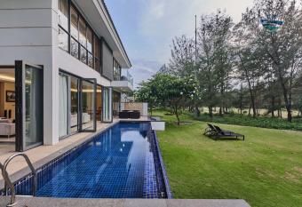 Emblem Sea 4 Bedroom Villas allows 18 year olds to book a room