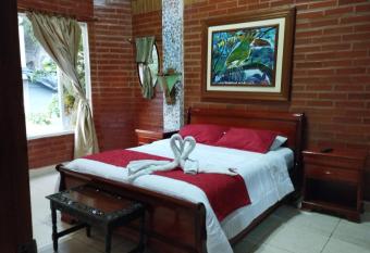 Hostal Casa Cultural Mindo has Balcony rooms