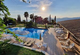 Hotel Diana allows 18 year olds to book a room