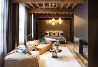 Gulde Schoen Luxury Studio-apartments allows 18 year olds to book a room