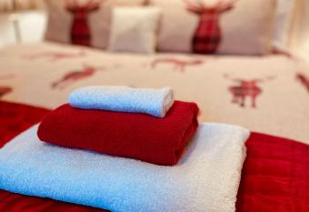 Red Stag Apartment has Balcony rooms