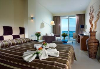 El Greco Hotel allows 18 year olds to book a room