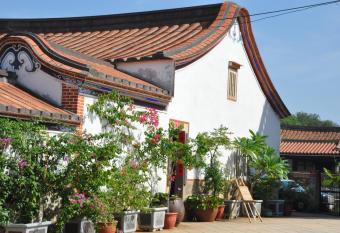 Grace Homestay 54 allows 18 year olds to book a room