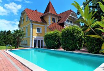   den Villa Csal  di Apartmanh  z has Balcony rooms