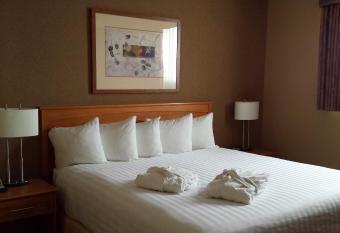 Days Inn & Suites by Wyndham West Edmonton has rooms with a private hot tub