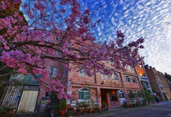 Chinshan Villa allows 18 year olds to book a room