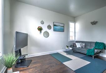 Cozy 2 bdr Apt at heart of Capitol Hill - Apt A allows 18 year olds to book a room