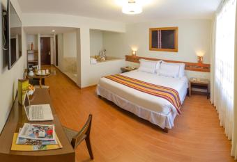 Taypikala Hotel Cusco has rooms with a private hot tub