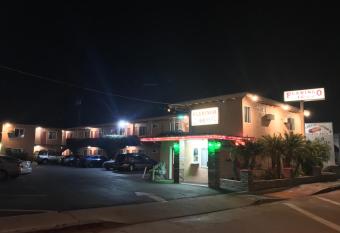 Flamingo Motel Oxnard has rooms with a private hot tub