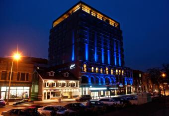 The Holman Grand Hotel has rooms with a private hot tub