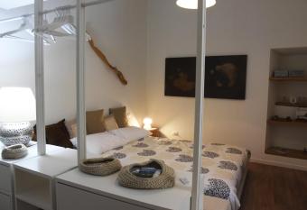 Casa Antico borgo di Varenna allows 18 year olds to book a room