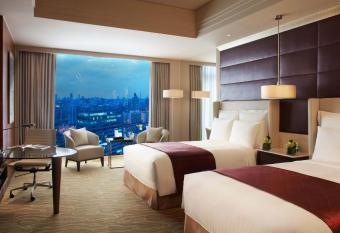 Shanghai Marriott Hotel Riverside has rooms with a private hot tub