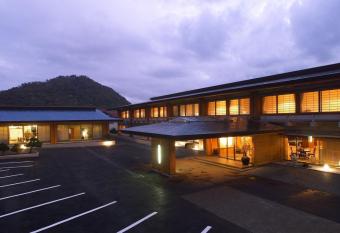 Shikotsuko Daiichi Hotel Suizantei allows 18 year olds to book a room