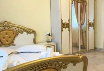 Pensiunea Cardinal has rooms with a private hot tub