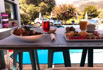 Aliston Hotel Studios allows 18 year olds to book a room