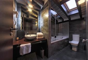 Hotel Rural Plaza Mayor Chinchon allows 18 year olds to book a room