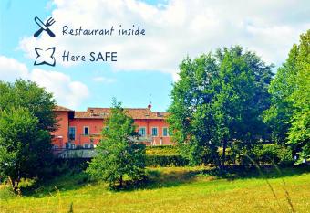 Hotel La Fert   allows 18 year olds to book a room