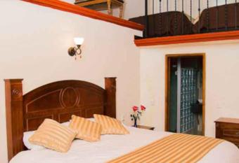 La Casona de los G  mez has rooms with a private hot tub