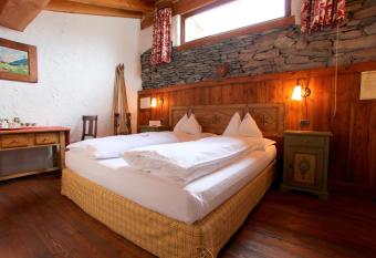 Eco Chalet Maison Dominique allows 18 year olds to book a room