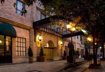 Embassy Suites by Hilton Bogot   - Rosales has Smoking rooms