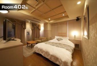 Saint martin (Adult Only) allows 18 year olds to book a room