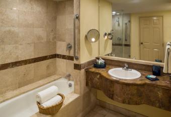 Camino Real Puebla Angelopolis has rooms with a private hot tub