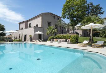 Relais San Giuliano has Balcony rooms