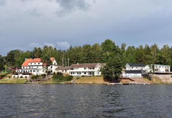 H  veruds hotell allows 18 year olds to book a room