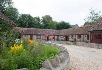 Kingston Country Courtyard allows 18 year olds to book a room