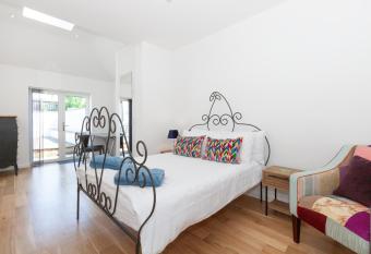 23A Wharton Road has Balcony rooms