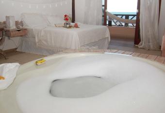 Bruno Marambaia Charme Hotel has rooms with a private hot tub