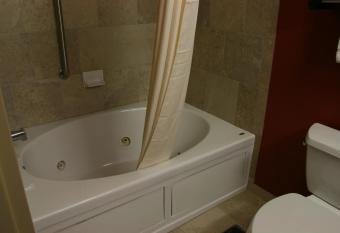 Hampton Inn Siloam Springs has rooms with a private hot tub