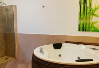 Dimora San Biagio Suites&Apartment has rooms with a private hot tub