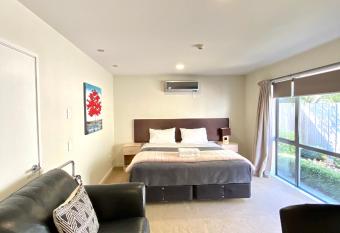 Alpha Motel has rooms with a private hot tub