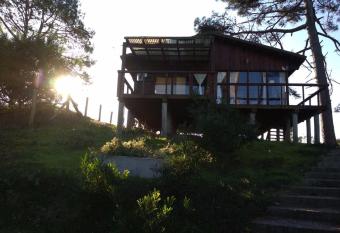 Caba  a en la playa. ventanales y terraza al mar has Balcony rooms
