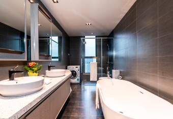 Expressionz Professional Suites by MyKey Global has rooms with a private hot tub