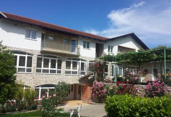 Pansion Pero Elez has Balcony rooms