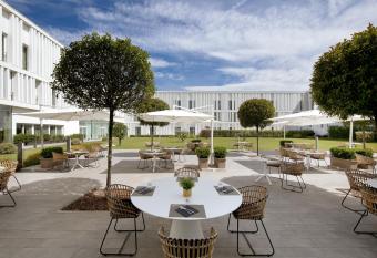 J Hotel allows 18 year olds to book a room