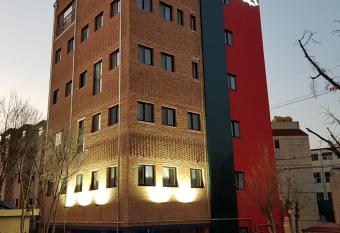 Daegu Midtown Hostel allows 18 year olds to book a room