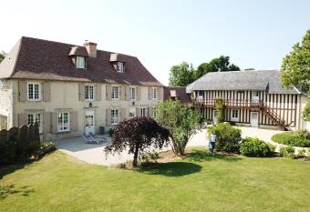 les marronniers allows 18 year olds to book a room