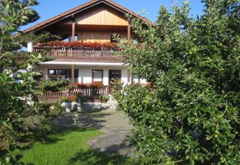 Urlaubspension  Hohes Rott  und Apartmenthaus allows 18 year olds to book a room