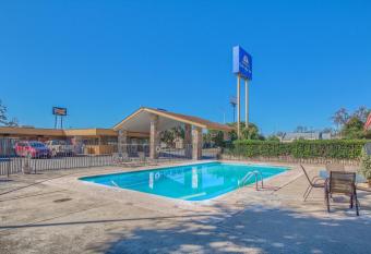 Americas Best Value Inn Uvalde has Smoking rooms