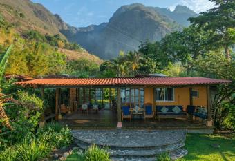 Lake Front Retreat has rooms with a private hot tub