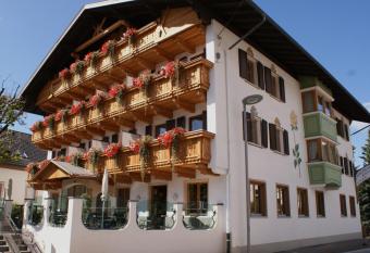 Hotel Goldene Rose has Balcony rooms